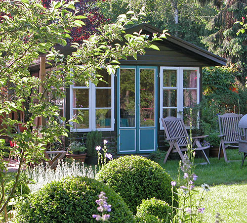 Gartenhaus selbst gebaut mit alten Fenstern Garden shed DIY, using old